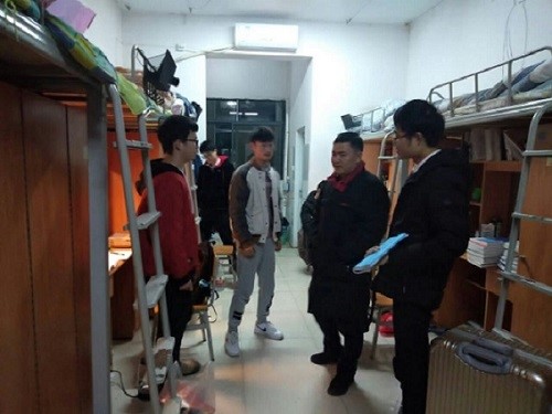 肖院长，周院长和祝老师慰问2016级绅士仓库
.jpg