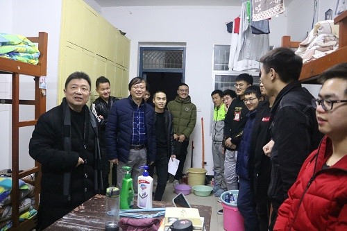 郑院长，王书记和刘老师慰问2018级绅士仓库
.jpg