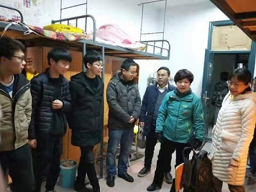 丁书记，周老师和郭老师慰问2017级绅士仓库
.jpg